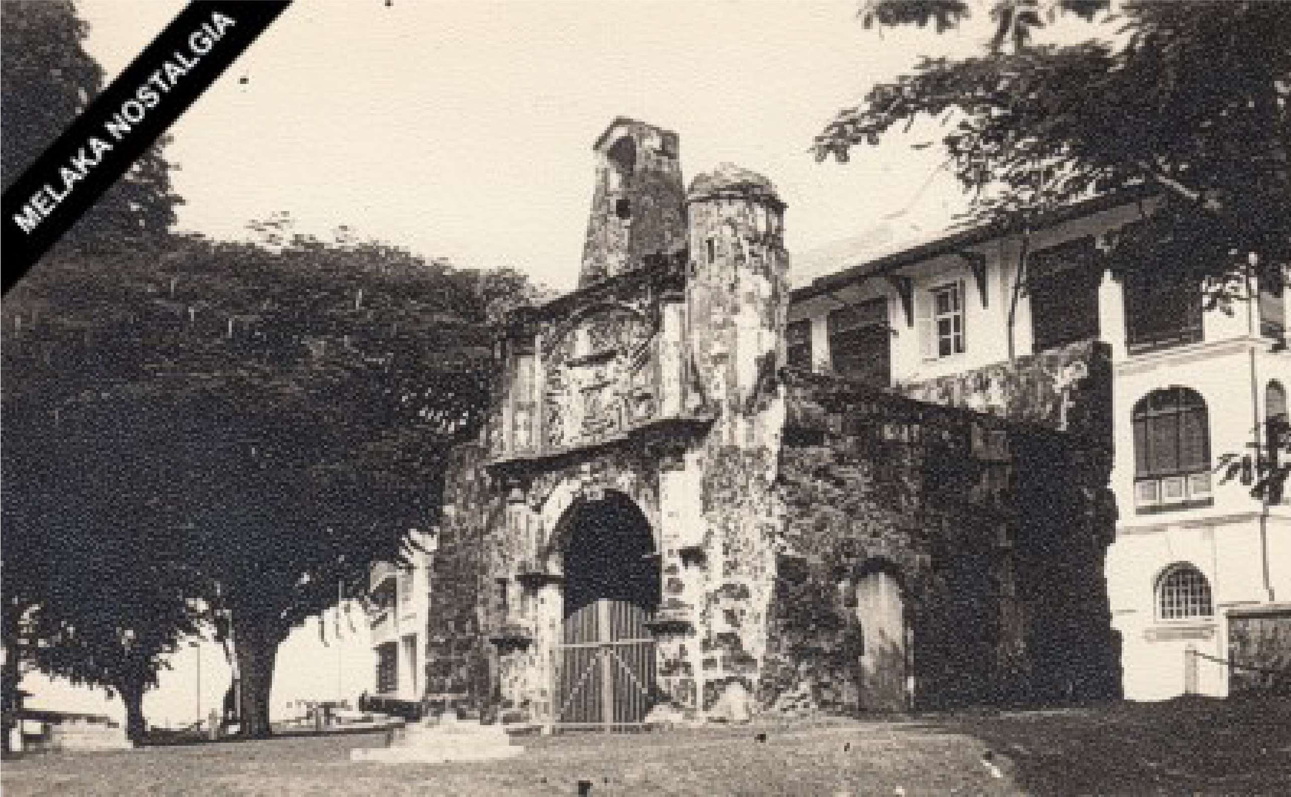 Porta De Santiago circa 1930 (source: Melaka Nostalgia)