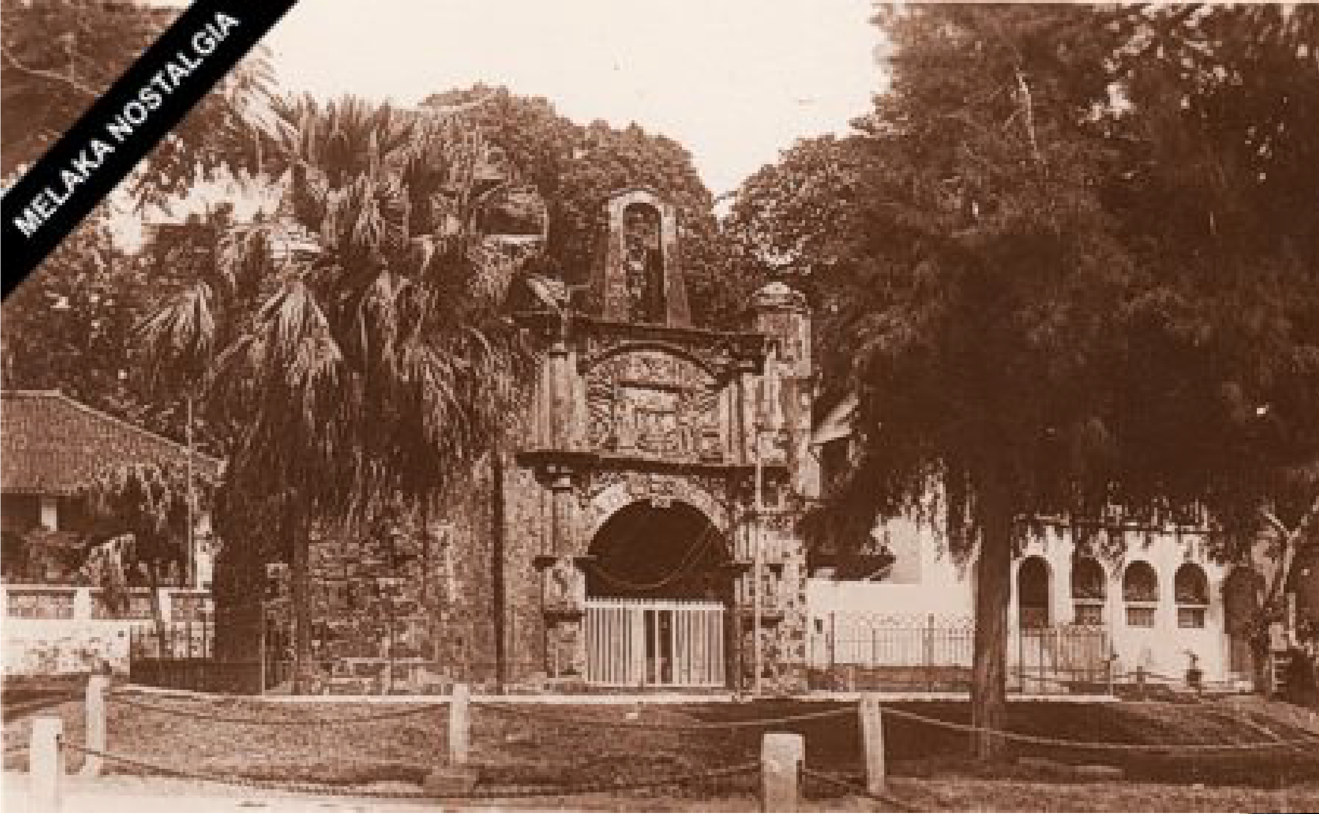 Porta De Santiago circa 1920 (source: Melaka Nostalgia)