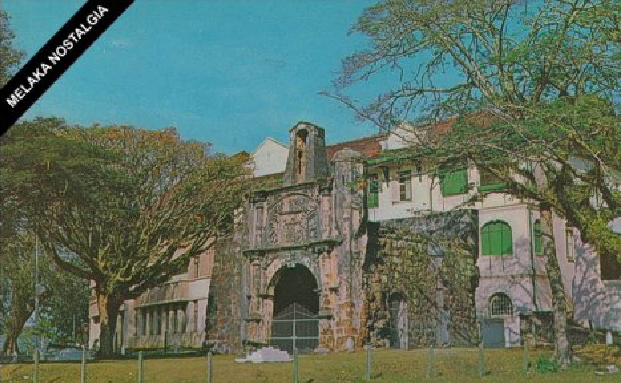 Porta De Santiago circa 1960 (source: Melaka Nostalgia)